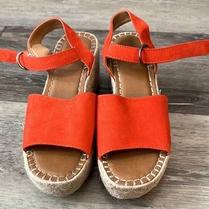 Universal Thread Platform Sandals
